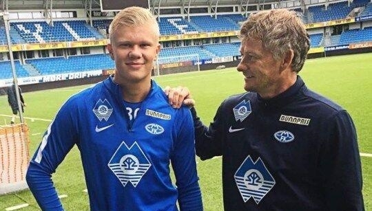 因此他的三 因此他的三